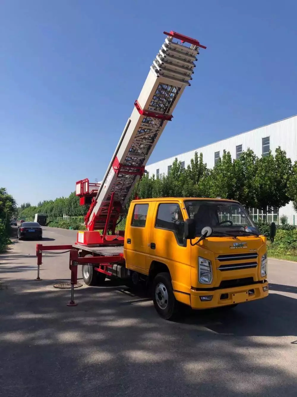 嘉鱼附近的云梯车出租服务：轻松解决高空作业需求