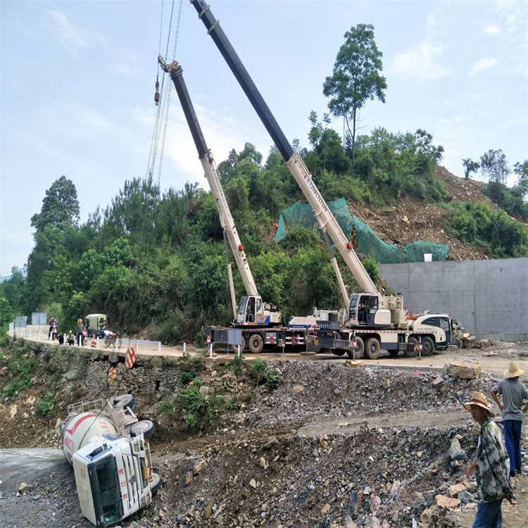 嘉鱼汽车掉沟里叫吊车救援要多少钱