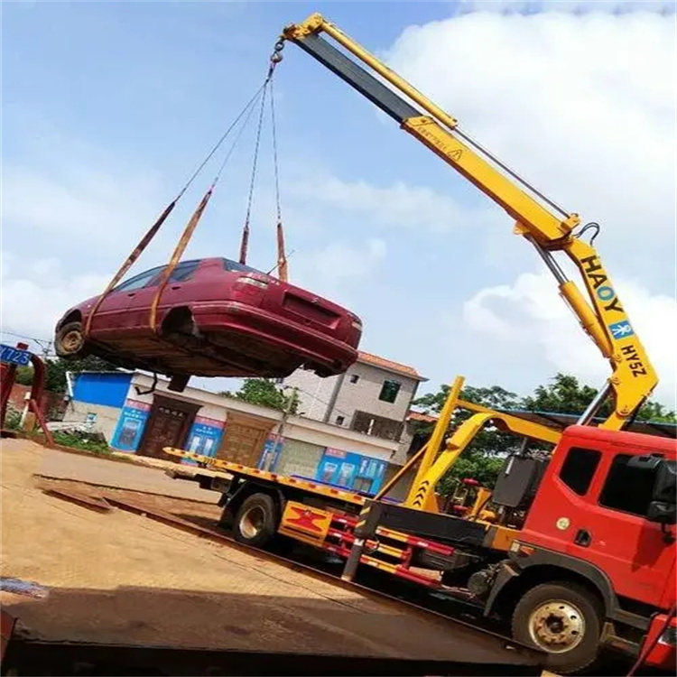 嘉鱼吊车吊汽车的正确方法